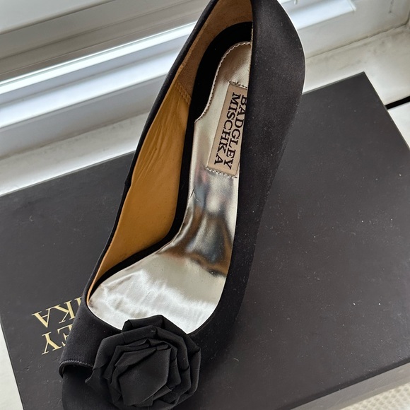 Badgley Mischka black satin peep toe pumps, 4 inch heel - Picture 3 of 6